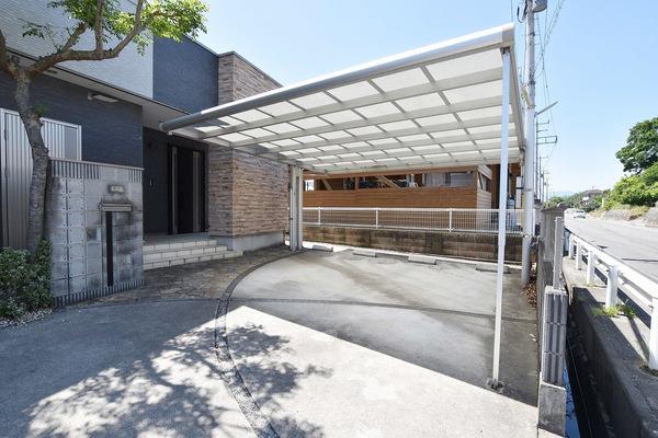 カーポート2台分＋来客用1台分の駐車場♪建物裏にも駐車場あり