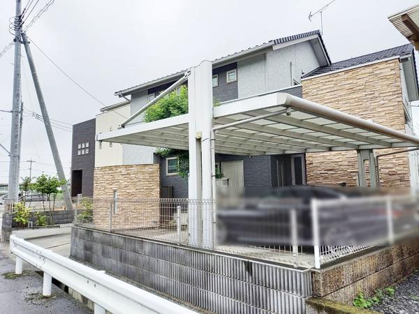 愛車を守るカーポートです。建物の屋根には太陽光パネルつき