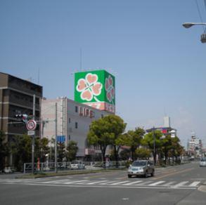 ライフ平野西脇店：303m
