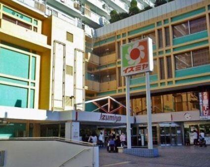 ファミリーマート×イズミヤ東三国四丁目店：179m