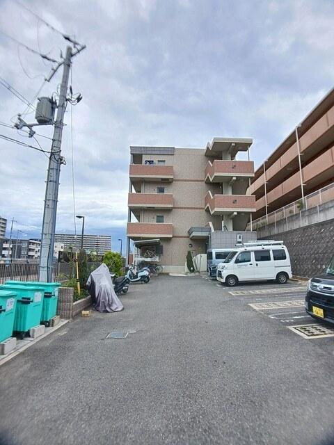 リバーコート浅香（203） 駐車場