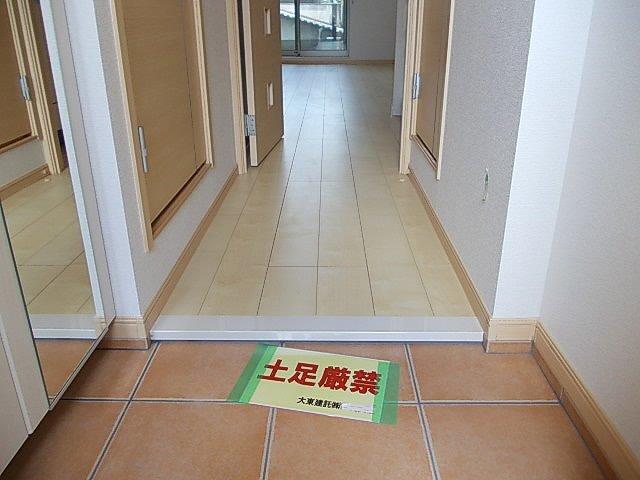 ラ・カーサ　西加賀屋（201） 玄関