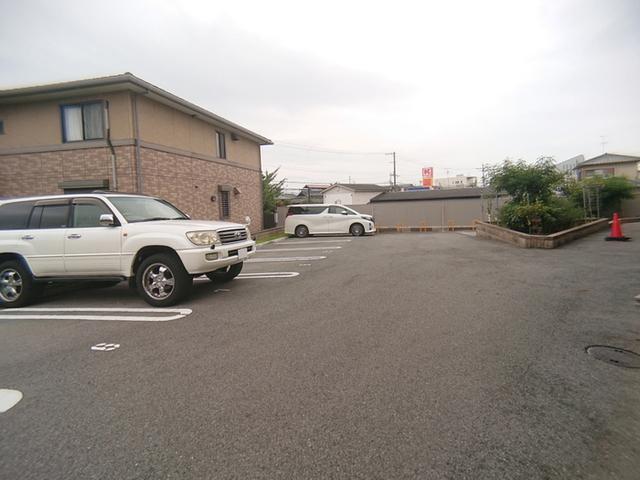 パークサイドカーサ（103） 駐車場