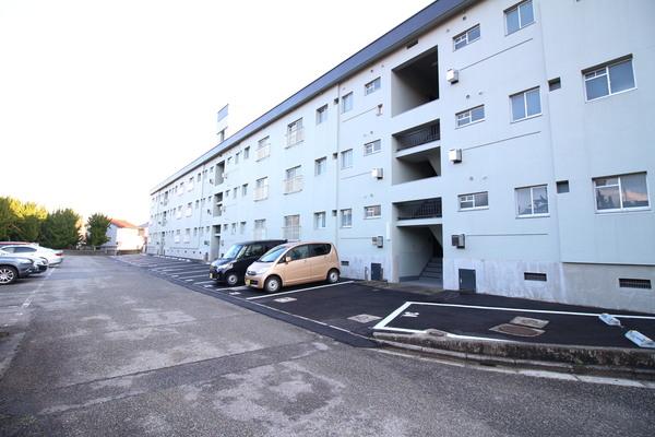 グラッツアモーレ高岡（303） 駐車場