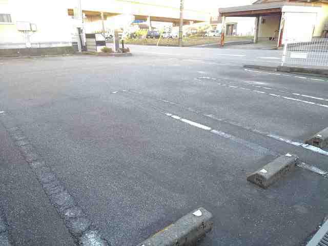 サイモン　ＥＩＧＨＴ（106） 駐車場