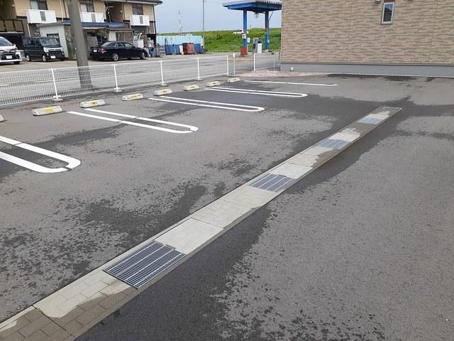 サイモンＴＨＲＥＥ（205） 駐車場