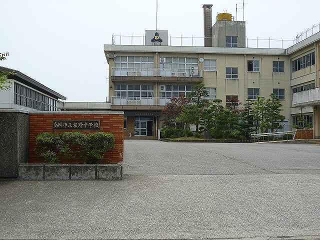 牧野中学校：900m