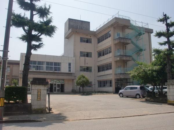成美小学校：850m
