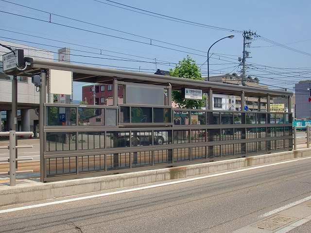 万葉線志貴野中学校前：400m