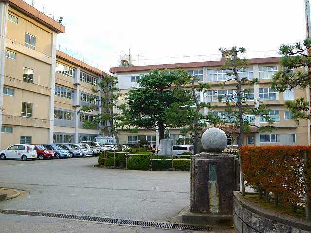高岡西部中学校：600m