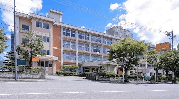 高岡市立芳野中学校：1641m