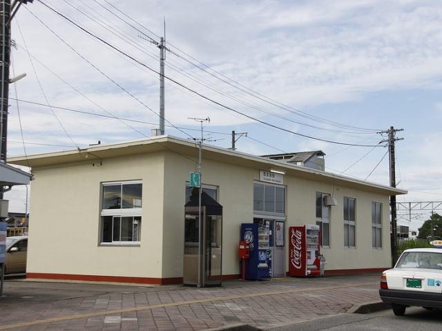 あいの風とやま鉄道西高岡駅：900m