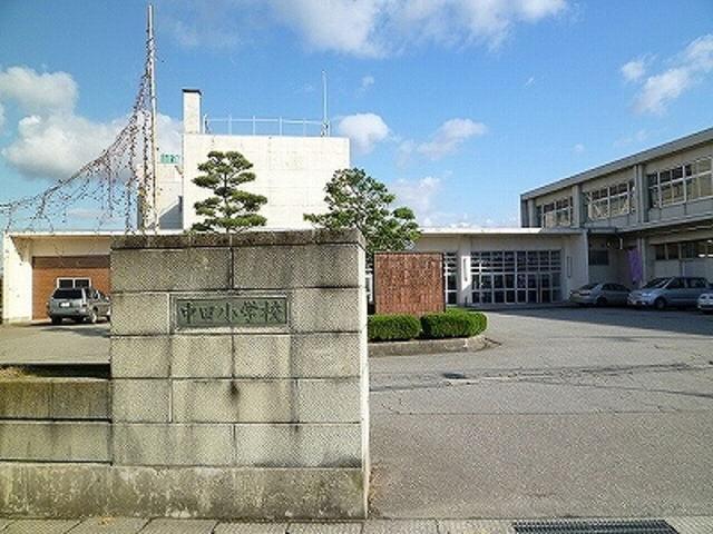 中田小学校：950m