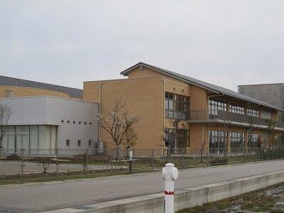 新湊南部中学校：800m