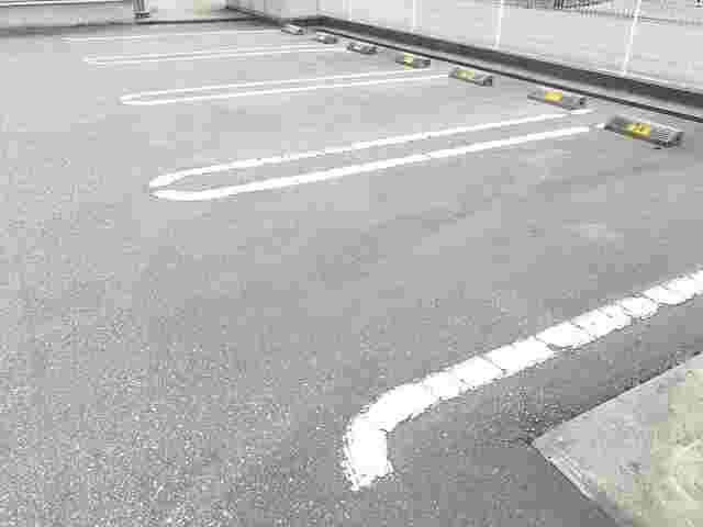 アンダンテ（103） 駐車場