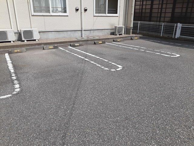 メゾン・ヌーベル　Ａ（203） 駐車場