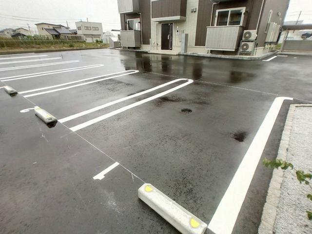 クレスト・ラメール（103） 駐車場
