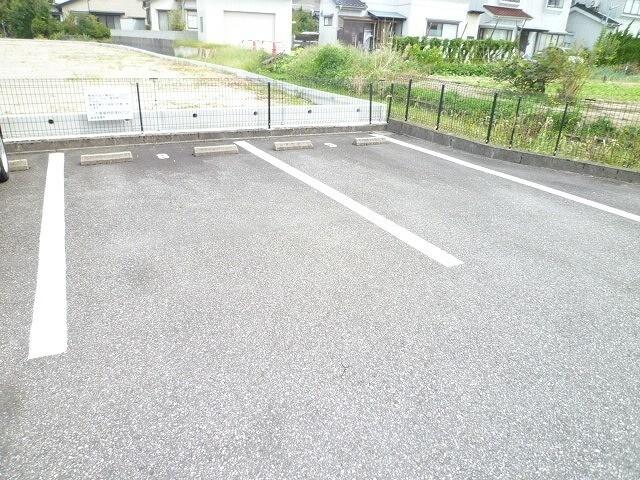 メゾンソレイユ（204） 駐車場