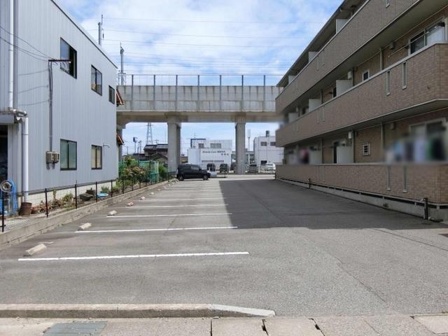 イン・ハピネスⅡ（203） 駐車場