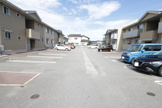 クオーレ　B棟（103） 駐車場