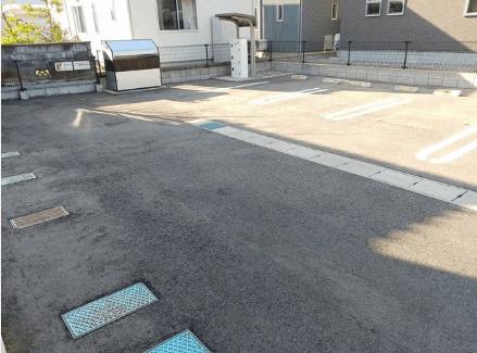 サラ（203） 駐車場
