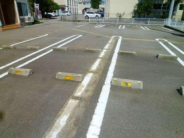 スカイスクレ−パ−　Ⅲ（202） 駐車場