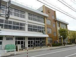 高岡市立野村小学校：718m