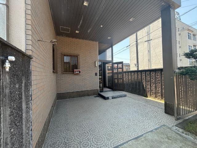 射水市緑町　2階建て中古住宅 エントランス