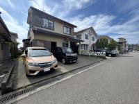 【リフォーム中】現地外観です。並列4台駐車可能なのでご家族皆さんのお車を置いておけます。