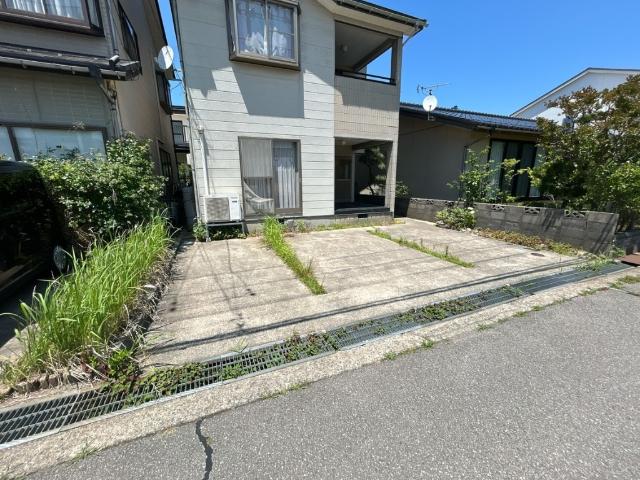 【リフォーム中】駐車場はクリーニングを予定しております。並列3台駐車できるのが魅力です。お客様がいらっしゃっても余裕をもって駐車できますね。