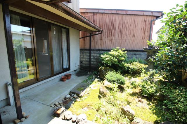 中川上町売家 庭