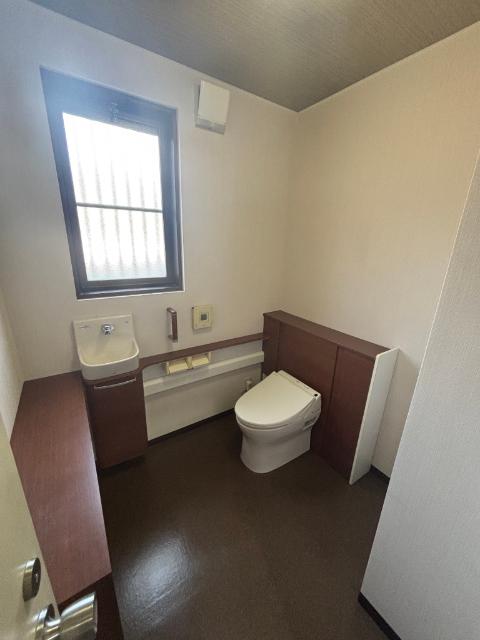 射水市緑町　2階建て中古住宅 トイレ