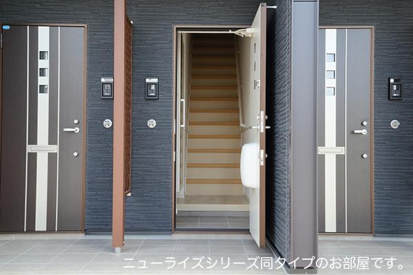 ヒカルサ深谷ウエスト（102） 玄関