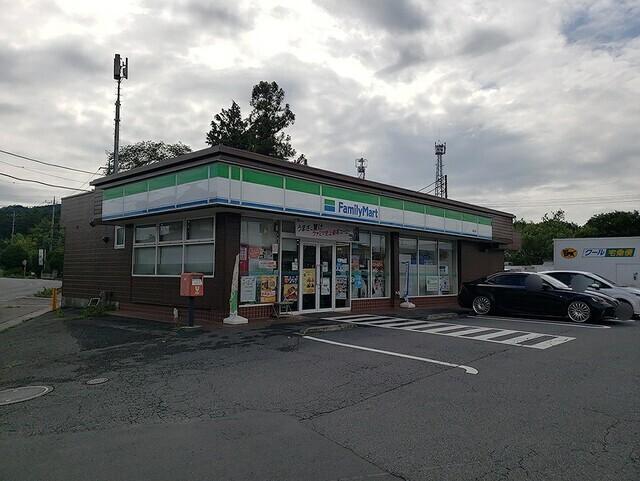 ファミリーマート：558m