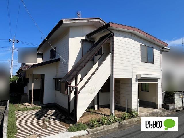 西側道路からガレージと外に２台駐車可能