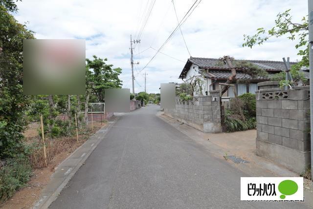 東松山市岡　中古平家建て 前面道路含む現地写真