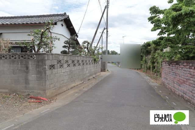 東松山市岡　中古平家建て 前面道路含む現地写真
