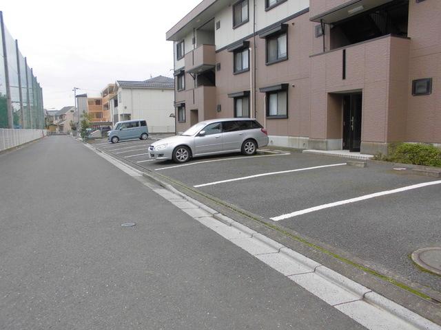 ピュアロータス（205） 駐車場
