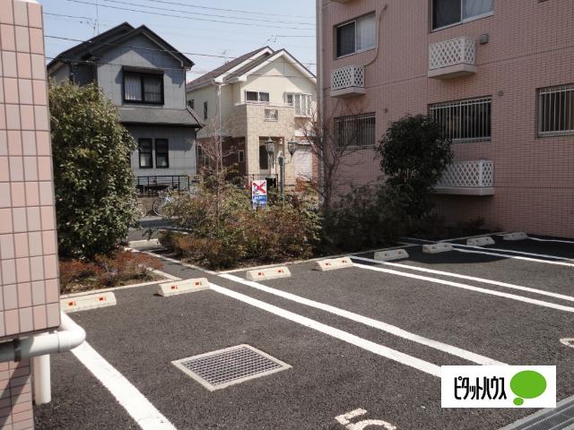 ロイヤルヴィクトリア　Ⅲ番館（301） 駐車場