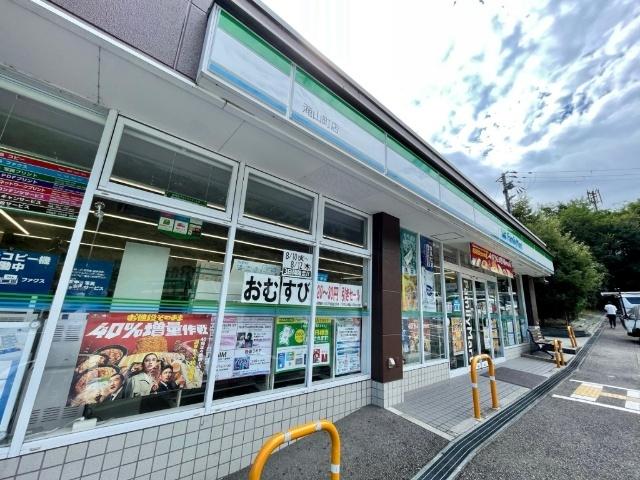 ファミリーマート滝山町店：709m