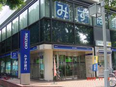 みずほ銀行八坂支店：497m