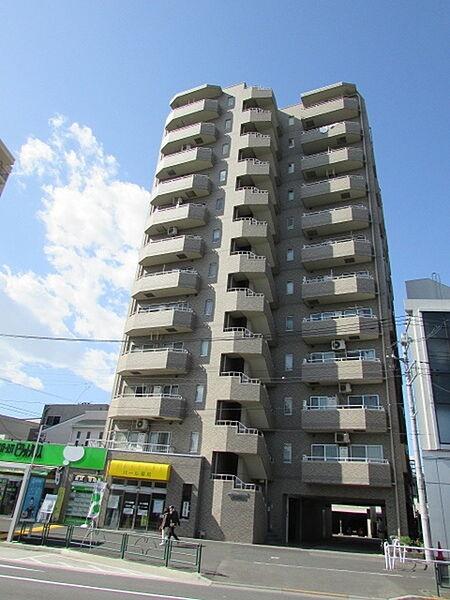 左下に映っている店舗は弊社の店舗となります。
