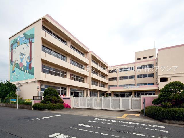 吉川市立中曽根小学校：853m