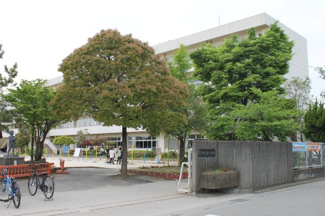 吉川市立栄小学校：956m