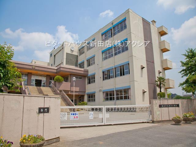 越谷市立西方小学校：1012m