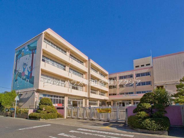吉川市立中曽根小学校：426m
