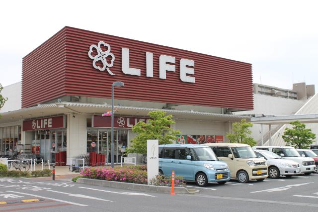 ライフ吉川栄町店：1362m