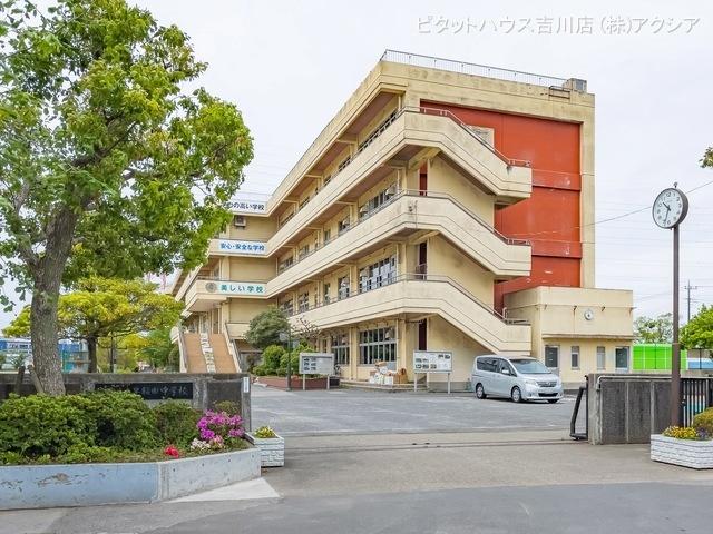 三郷市立早稲田中学校：1560m