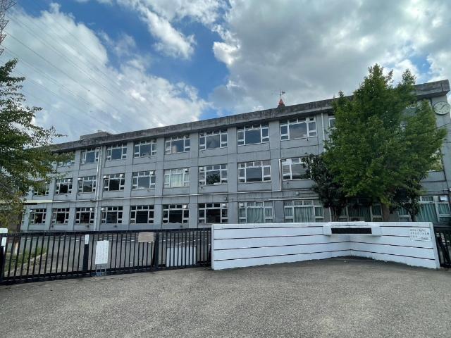 三郷市立瑞穂中学校：1090m