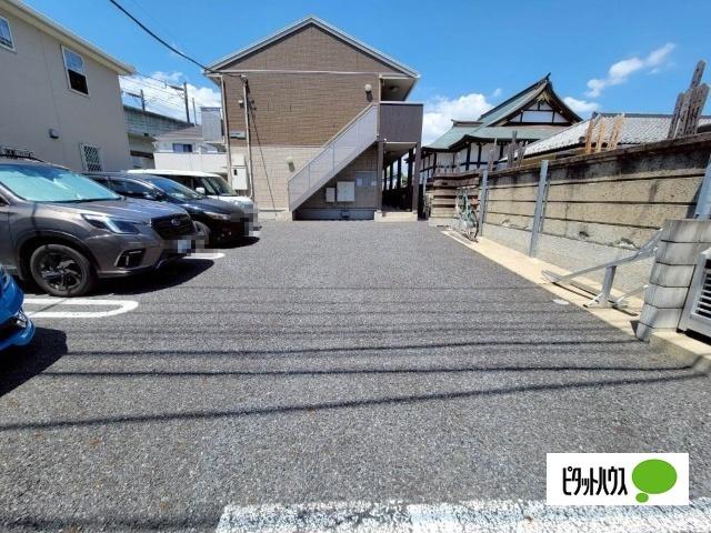 メゾーネ三郷中央（102） 駐車場